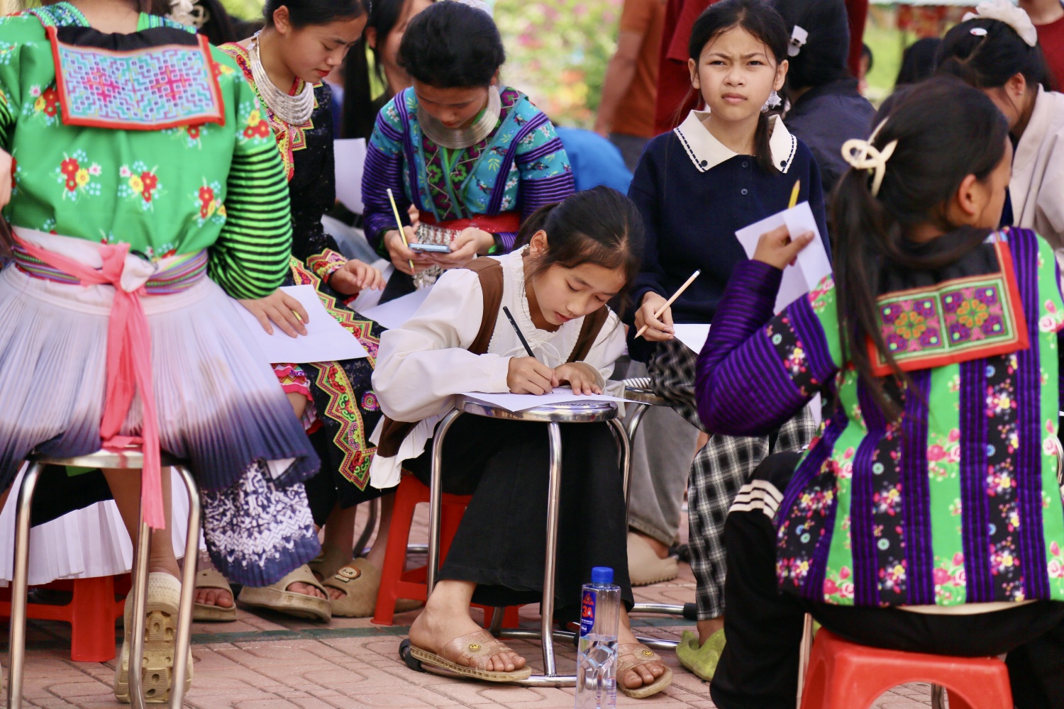   Các em nhỏ tại điểm trường PTDTBT THCS xã Khoen On tham gia hoạt động vẽ tranh