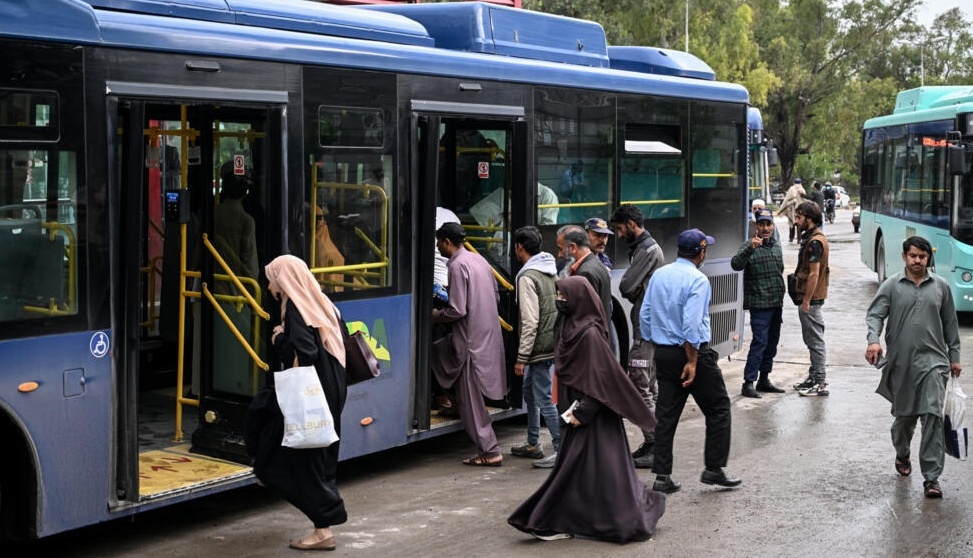 Ứng phó khủng hoảng năng lượng: Pakistan miễn phí giao thông công cộng