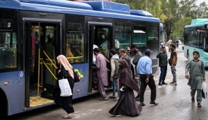 Ứng phó khủng hoảng năng lượng: Pakistan miễn phí giao thông công cộng