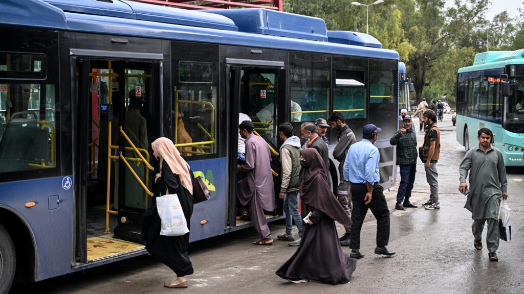 Ứng phó khủng hoảng năng lượng: Pakistan miễn phí giao thông công cộng