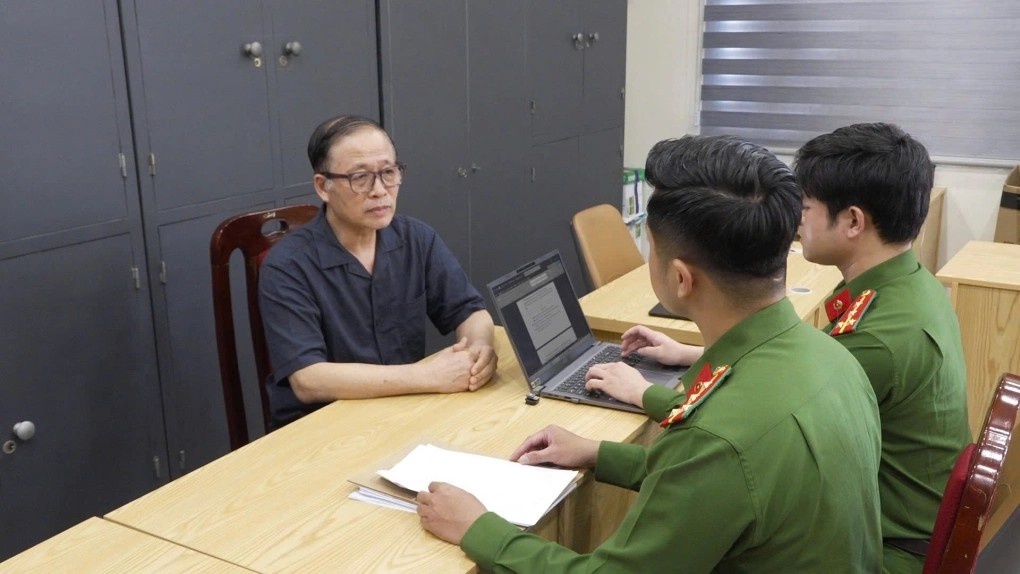 Vì sao ông chủ Bảo Tín Minh Châu và con trai bị khởi tố? Vì sao ông chủ Bảo Tín Minh Châu và con trai bị khởi tố?