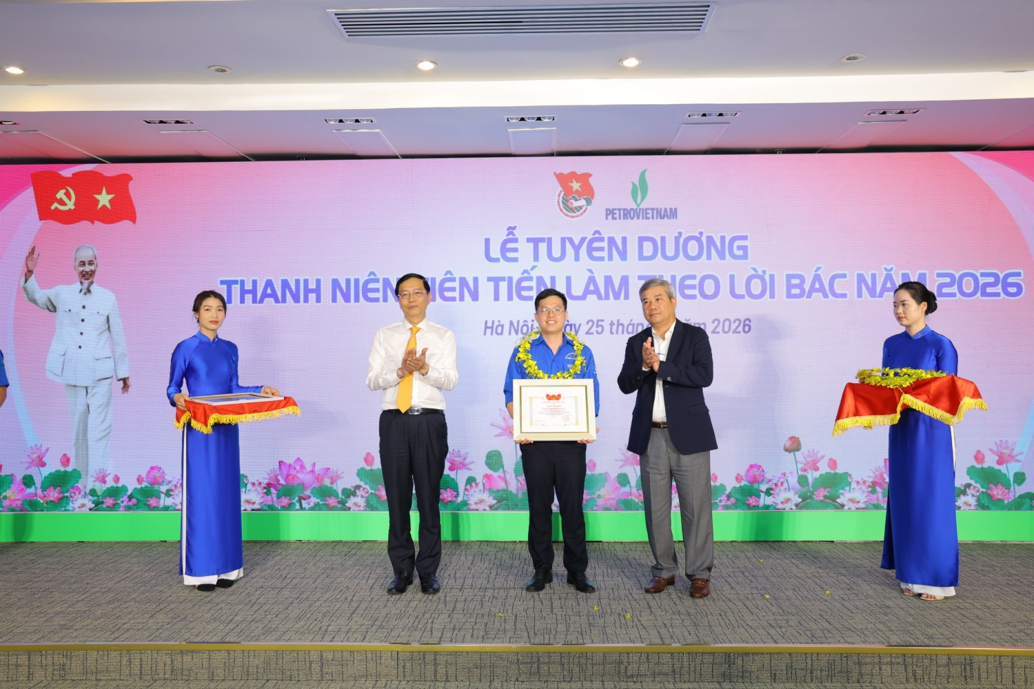 Hoàng Linh được tuyên dương là “Đảng viên trẻ tiêu biểu” trong phong trào “Thanh niên tiên tiến làm theo lời Bác năm 2025” Hoàng Linh được tuyên dương là “Đảng viên trẻ tiêu biểu” trong phong trào “Thanh niên tiên tiến làm theo lời Bác năm 2025”