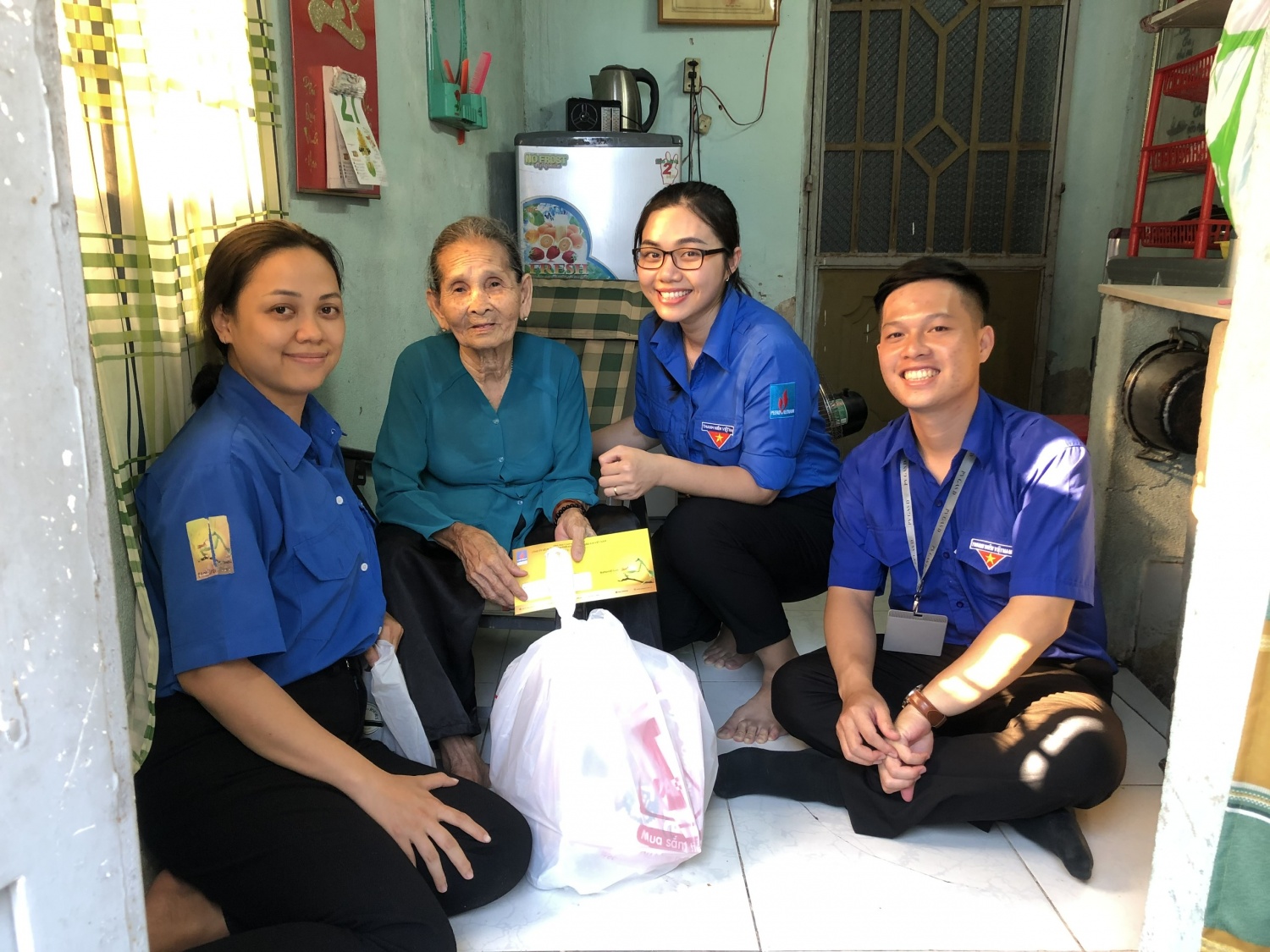 Hoàng Linh cùng các đoàn viên thanh niên PV GAS D trong hành trình lan tỏa giá trị nhân văn. Hoàng Linh cùng các đoàn viên thanh niên PV GAS D trong hành trình lan tỏa giá trị nhân văn.