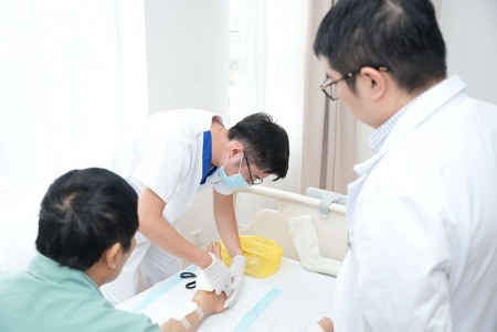 Vinmec Hải Phòng phẫu thuật xuyên đêm nối gân và mạch máu cho bệnh nhân bị cưa máy văng vào người