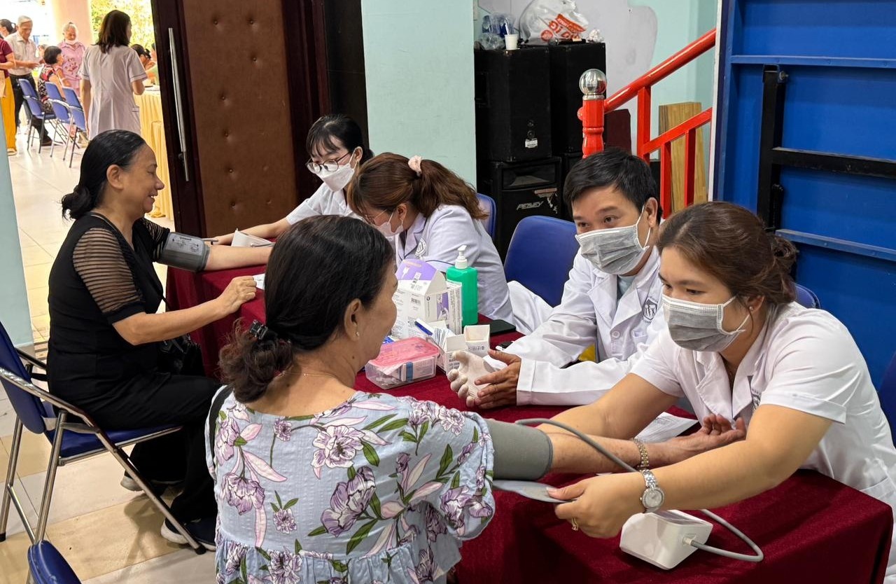 Đội ngũ y, bác sĩ đang tận tình thăm khám và tư vấn sức khỏe cho người dân Đội ngũ y, bác sĩ đang tận tình thăm khám và tư vấn sức khỏe cho người dân