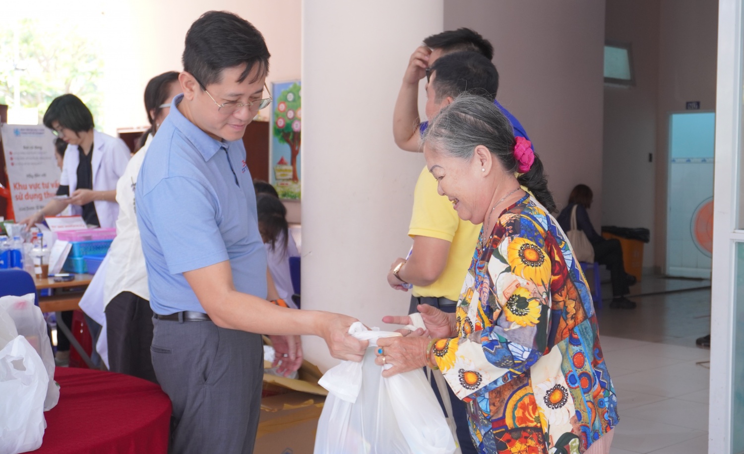 PTSC chung tay chăm sóc sức khỏe cộng đồng PTSC chung tay chăm sóc sức khỏe cộng đồng