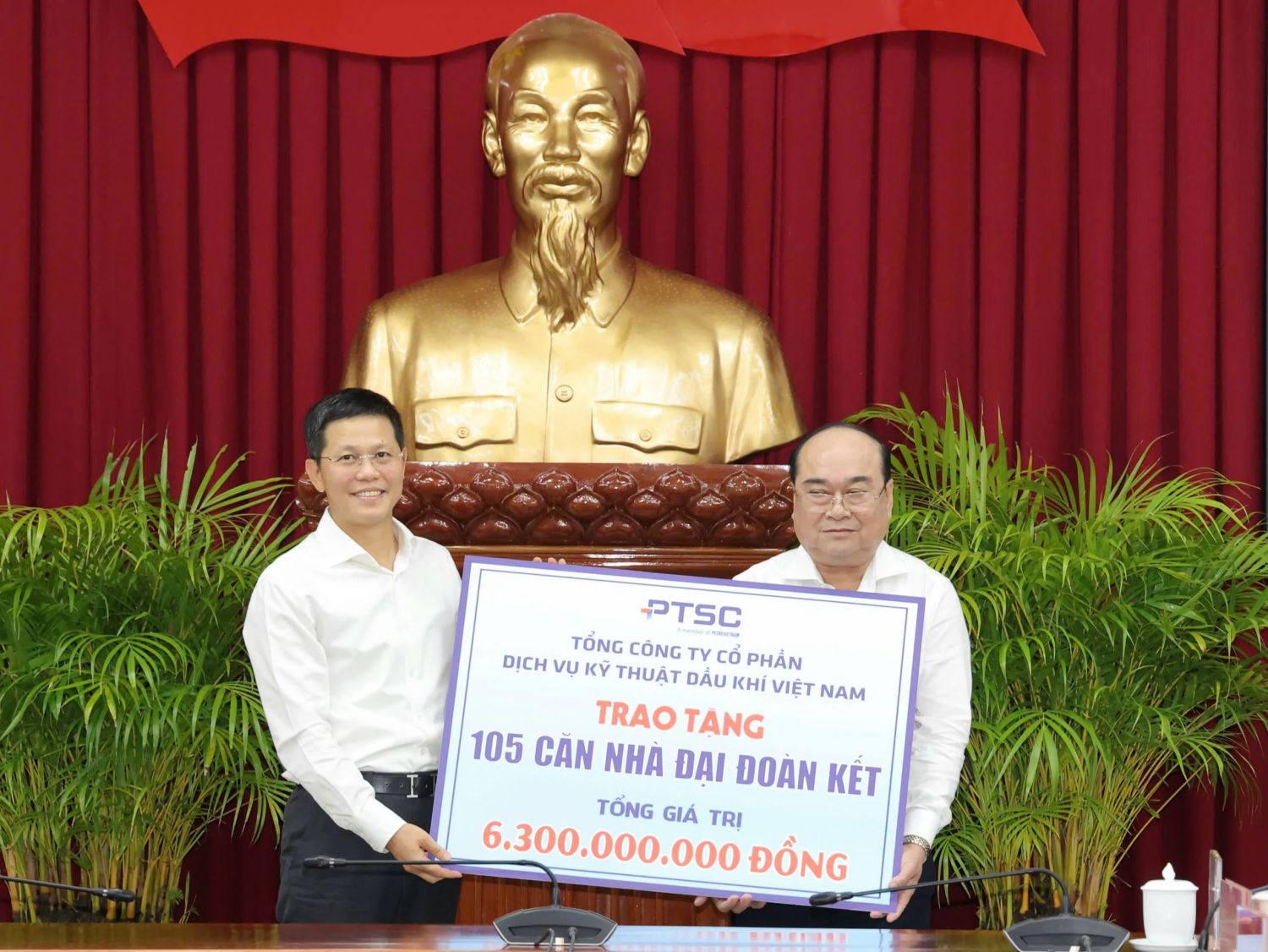 Ông Trần Hồ Bắc - Tổng Giám đốc Tổng Công ty Cổ phần Dịch vụ Kỹ thuật Dầu khí Việt Nam (PTSC) trao bảng tượng trưng trao tặng 105 căn nhà đại đoàn kết Ông Trần Hồ Bắc - Tổng Giám đốc Tổng Công ty Cổ phần Dịch vụ Kỹ thuật Dầu khí Việt Nam (PTSC) trao bảng tượng trưng trao tặng 105 căn nhà đại đoàn kết