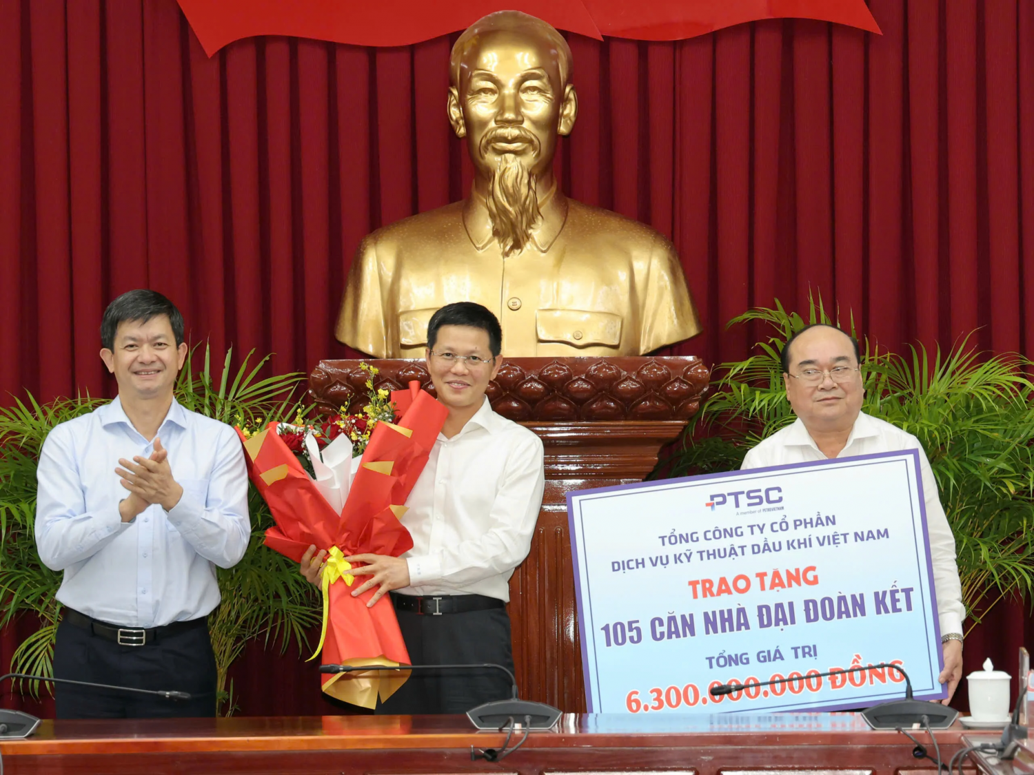 Ông Lê Quang Tùng - Ủy viên BCH Trung ương Đảng, Bí thư Thành ủy Cần Thơ tặng hoa tri ân doanh nghiệp Ông Lê Quang Tùng - Ủy viên BCH Trung ương Đảng, Bí thư Thành ủy Cần Thơ tặng hoa tri ân doanh nghiệp