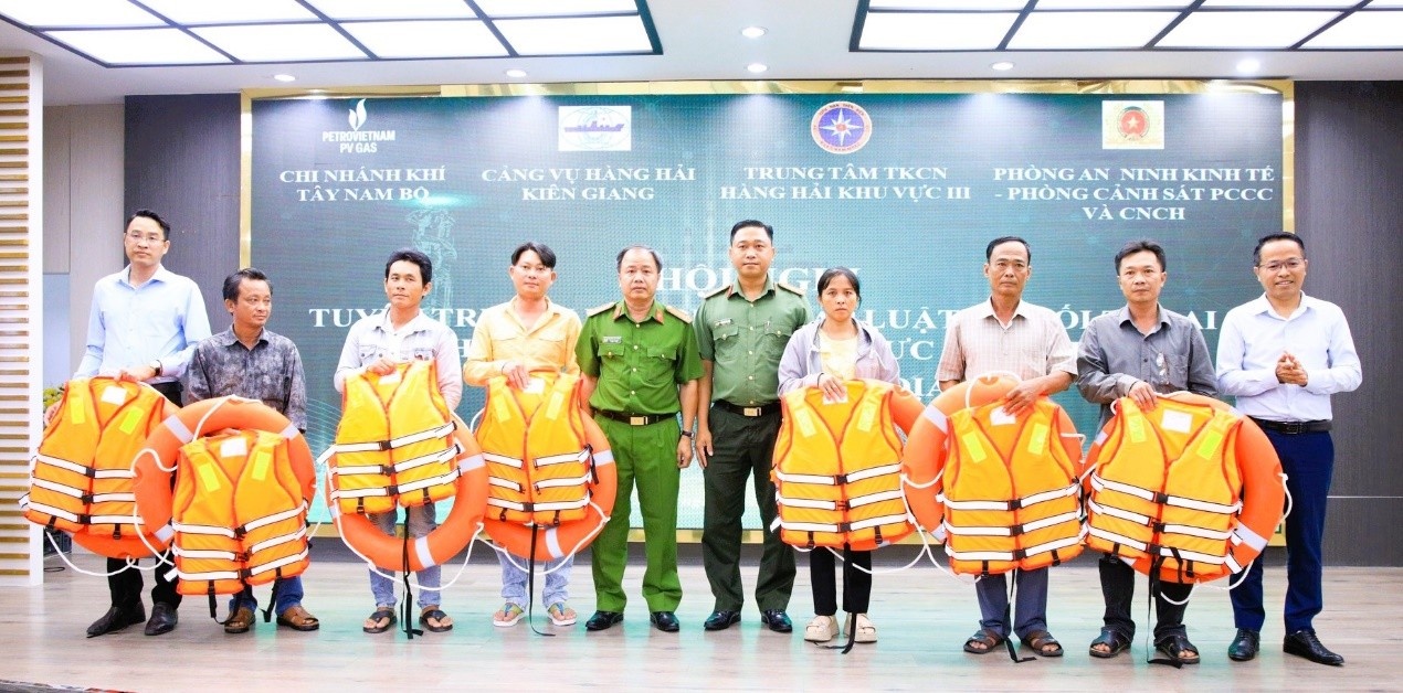 Các đơn vị trao tặng áo phao và phao cứu sinh cho bà con sinh sống quanh khu vực cảng
