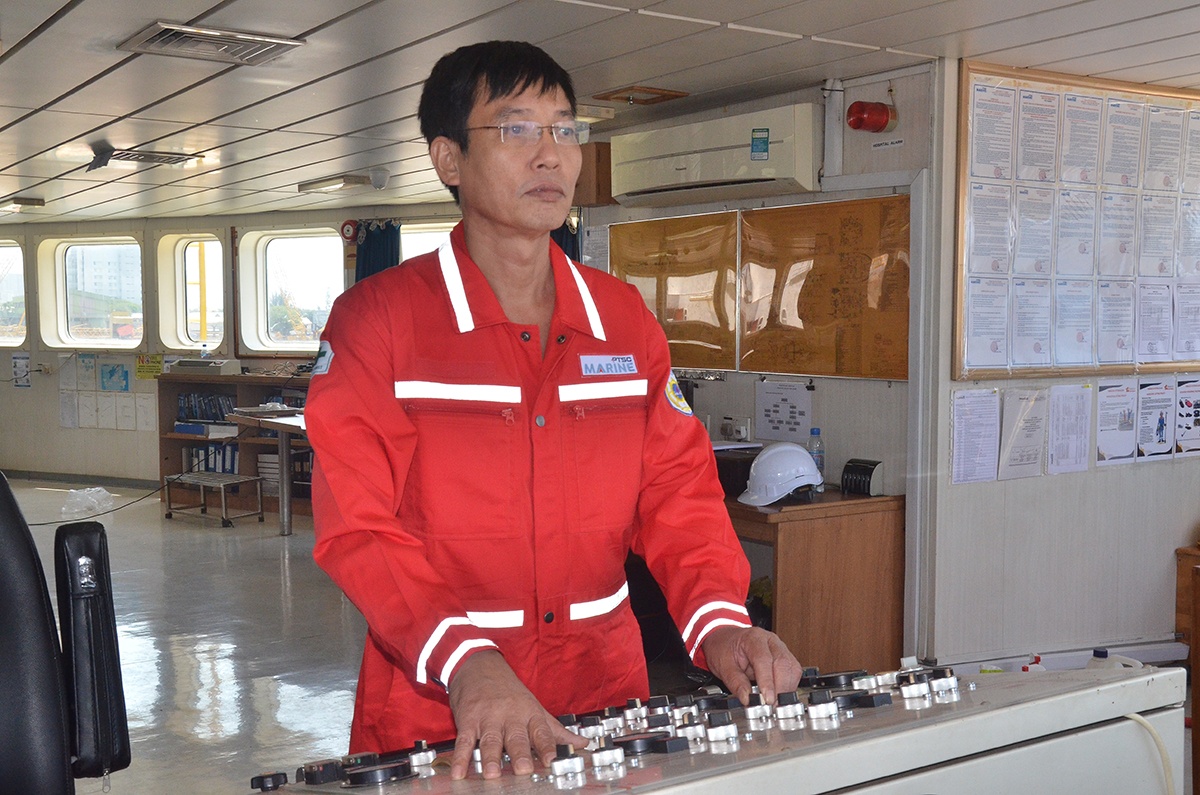 Những người bám biển giữa trùng khơi