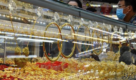 Giá vàng hôm nay 8/4: Diễn biến trái chiều