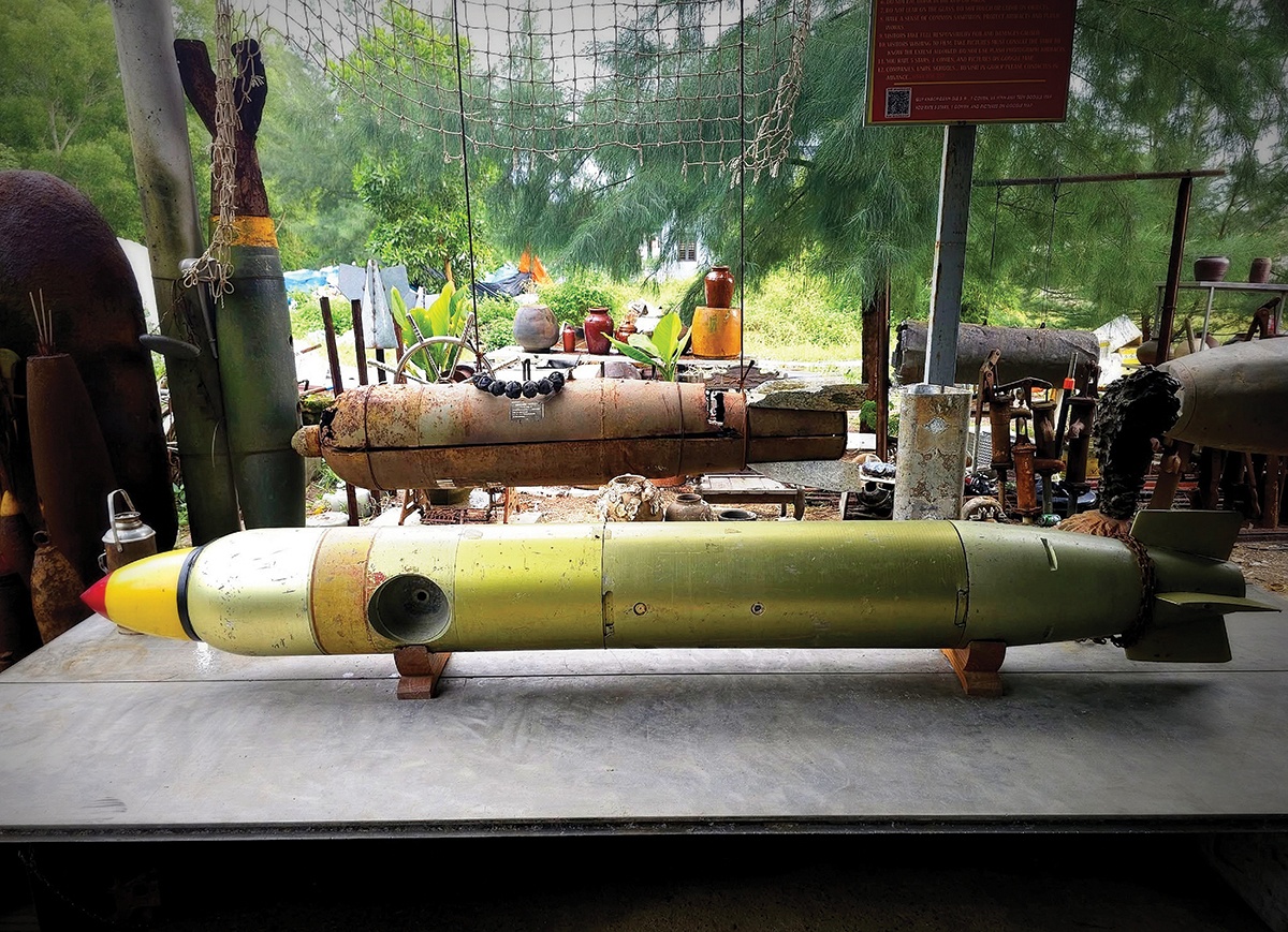 Trong ngôi nhà của kỷ vật chiến tranh Trong ngôi nhà của kỷ vật chiến tranh