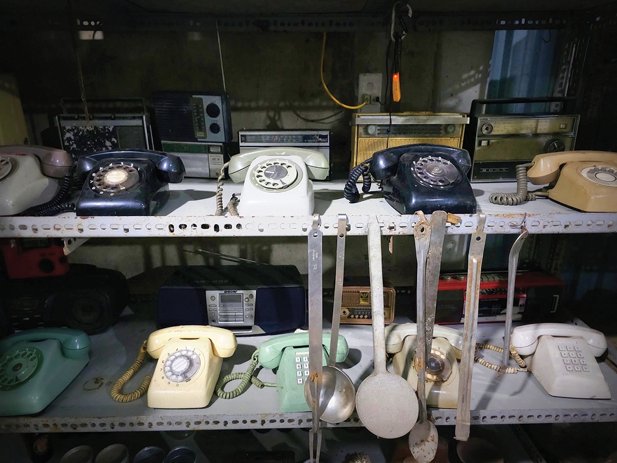 Trong ngôi nhà của kỷ vật chiến tranh Trong ngôi nhà của kỷ vật chiến tranh