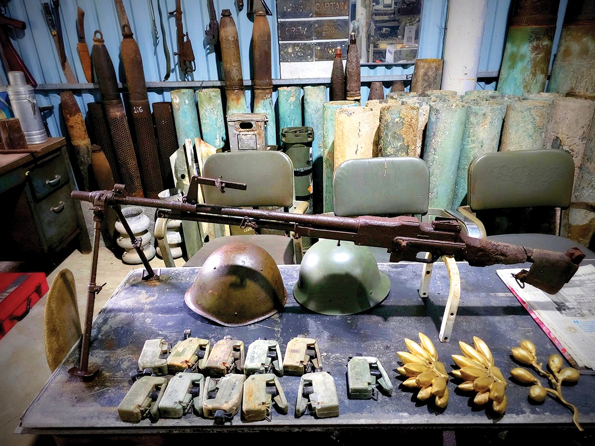 Trong ngôi nhà của kỷ vật chiến tranh Trong ngôi nhà của kỷ vật chiến tranh