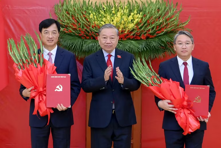 Trao các quyết định bổ nhiệm Trưởng Ban Tổ chức Trung ương, Chánh Văn phòng Trung ương Đảng Trao các quyết định bổ nhiệm Trưởng Ban Tổ chức Trung ương, Chánh Văn phòng Trung ương Đảng