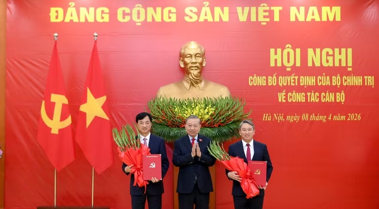 Trao các quyết định bổ nhiệm Trưởng Ban Tổ chức Trung ương, Chánh Văn phòng Trung ương Đảng