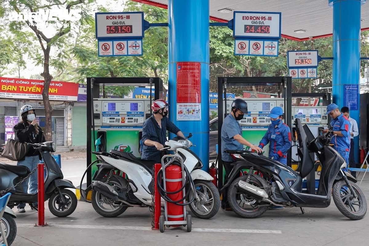 Các doanh nghiệp kinh doanh xăng dầu nỗ lực đảm bảo nguồn cung trong biến động thị trường