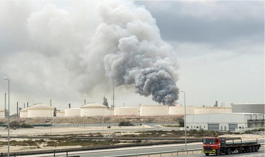 Khói bốc lên sau vụ tập kích nhằm vào nhà máy lọc dầu Bapco ở Bahrain ngày 9/3. Khói bốc lên sau vụ tập kích nhằm vào nhà máy lọc dầu Bapco ở Bahrain ngày 9/3.
