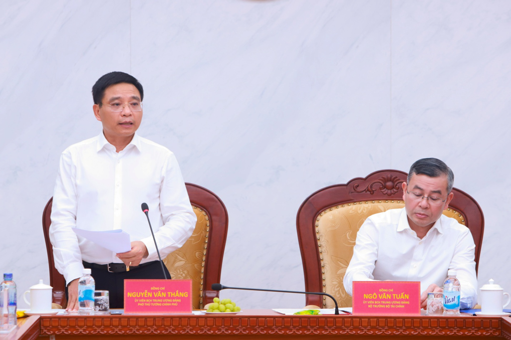 Bàn giao công tác giữa Phó Thủ tướng Nguyễn Văn Thắng và Bộ trưởng Bộ Tài chính Ngô Văn Tuấn