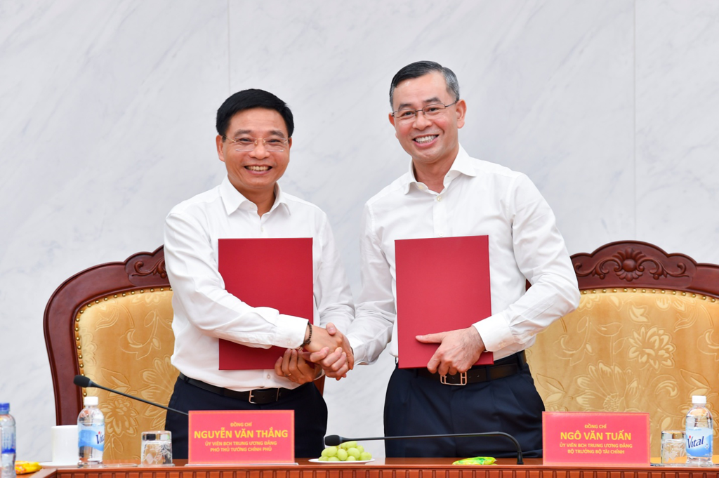 Bàn giao công tác giữa Phó Thủ tướng Nguyễn Văn Thắng và Bộ trưởng Bộ Tài chính Ngô Văn Tuấn