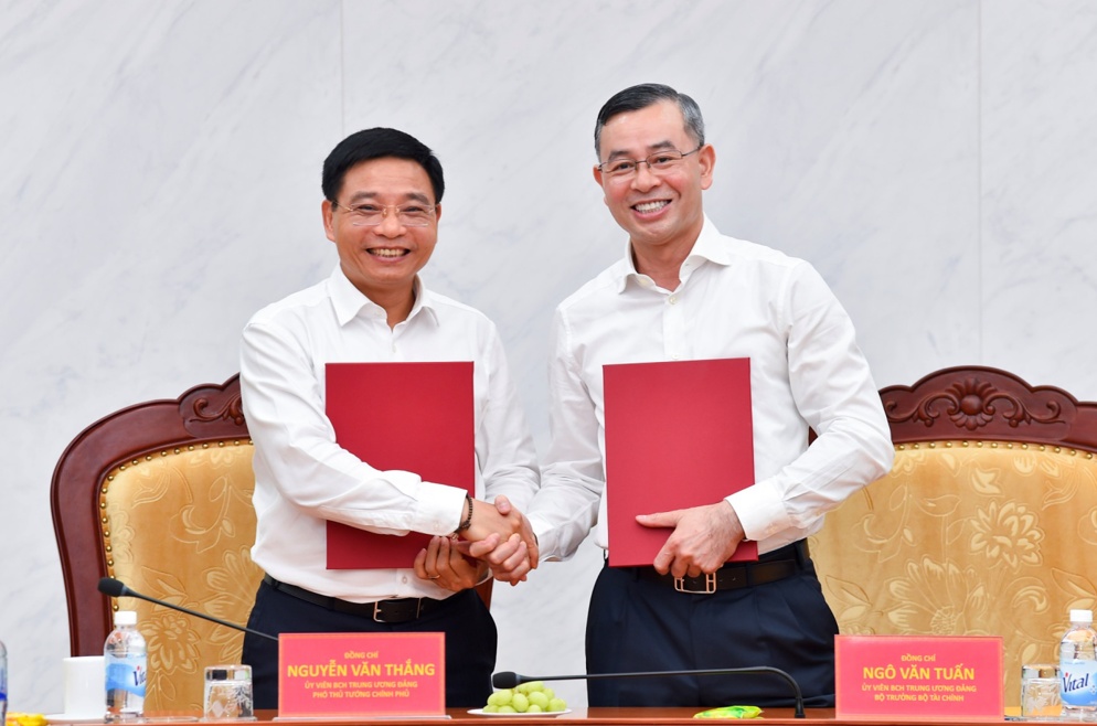 Bàn giao công tác giữa Phó Thủ tướng Nguyễn Văn Thắng và Bộ trưởng Bộ Tài chính Ngô Văn Tuấn