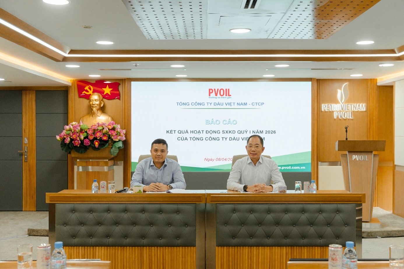 Đồng chí Cao Hoài Dương – Bí thư Đảng ủy, Chủ tịch HĐQT Tổng công ty và đồng chí Nguyễn Đăng Trình – Phó Bí thư Đảng ủy, Tổng Giám đốc Tổng công ty chủ trì Hội nghị. Đồng chí Cao Hoài Dương – Bí thư Đảng ủy, Chủ tịch HĐQT Tổng công ty và đồng chí Nguyễn Đăng Trình – Phó Bí thư Đảng ủy, Tổng Giám đốc Tổng công ty chủ trì Hội nghị.