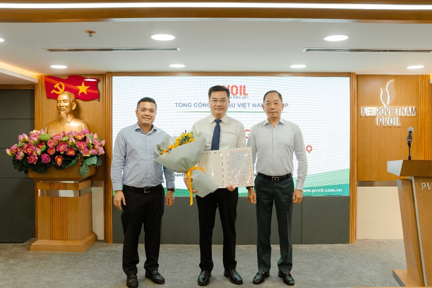 Ông Cao Hoài Dương – Bí thư Đảng ủy, Chủ tịch HĐQT Tổng công ty và ông Nguyễn Đăng Trình – Phó Bí thư Đảng ủy, Tổng Giám đốc Tổng công ty trao Quyết định bổ nhiệm và tặng hoa chúc mừng ông Đỗ Mạnh Bình.