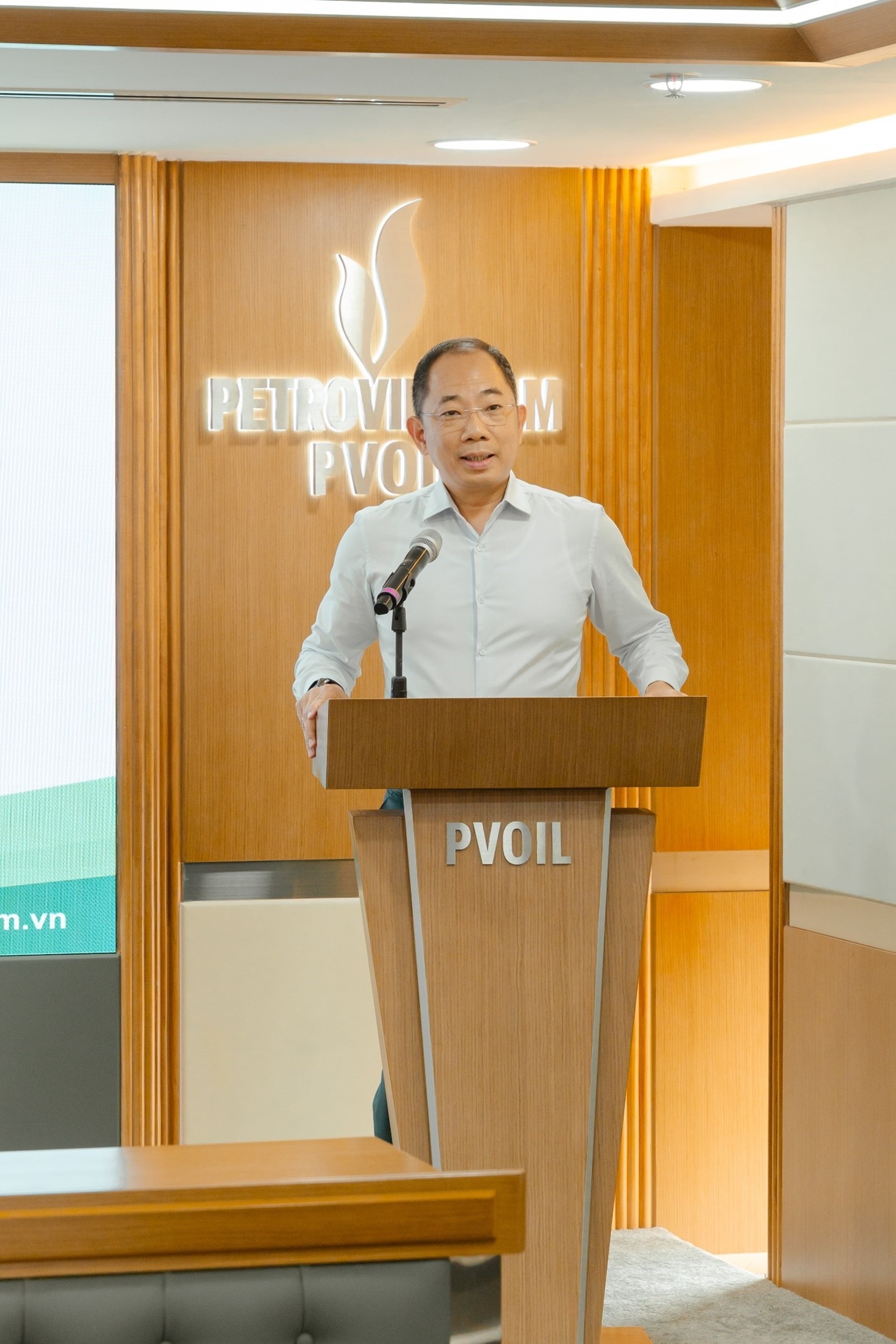 Ông Cao Hoài Dương – Bí thư Đảng ủy, Chủ tịch HĐQT Tổng công ty phát biểu giao nhiệm vụ cho tân Phó Tổng Giám đốc PVOIL.