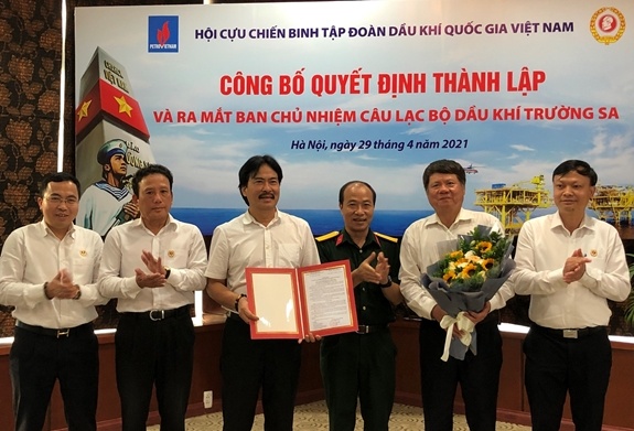 5 năm Câu lạc bộ Dầu khí Trường Sa: Gắn kết nghĩa tình biển đảo, lan toả văn hóa Petrovietnam 5 năm Câu lạc bộ Dầu khí Trường Sa: Gắn kết nghĩa tình biển đảo, lan toả văn hóa Petrovietnam