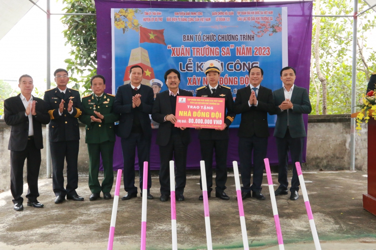 5 năm Câu lạc bộ Dầu khí Trường Sa: Gắn kết nghĩa tình biển đảo, lan toả văn hóa Petrovietnam 5 năm Câu lạc bộ Dầu khí Trường Sa: Gắn kết nghĩa tình biển đảo, lan toả văn hóa Petrovietnam