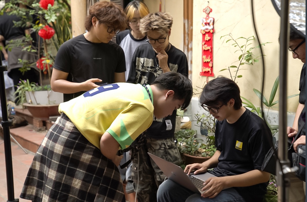 Với sự làm việc chỉn chu của ê-kíp, mỗi chi tiết trong bộ ảnh đều được đầu tư nhằm khắc họa rõ nét cá tính và đời sống riêng của từng nhân vật.