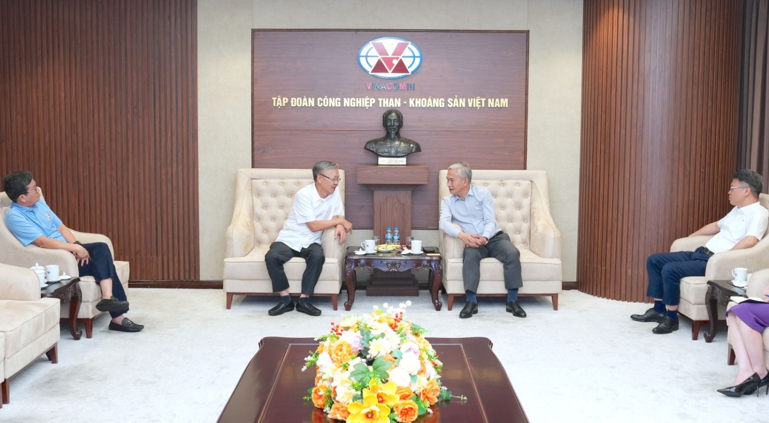 TKV cùng Công ty CP Muối Vĩnh Hảo thảo luận về địa điểm xây dựng Nhà máy điện phân nhôm TKV - Nhà máy điện phân nhôm