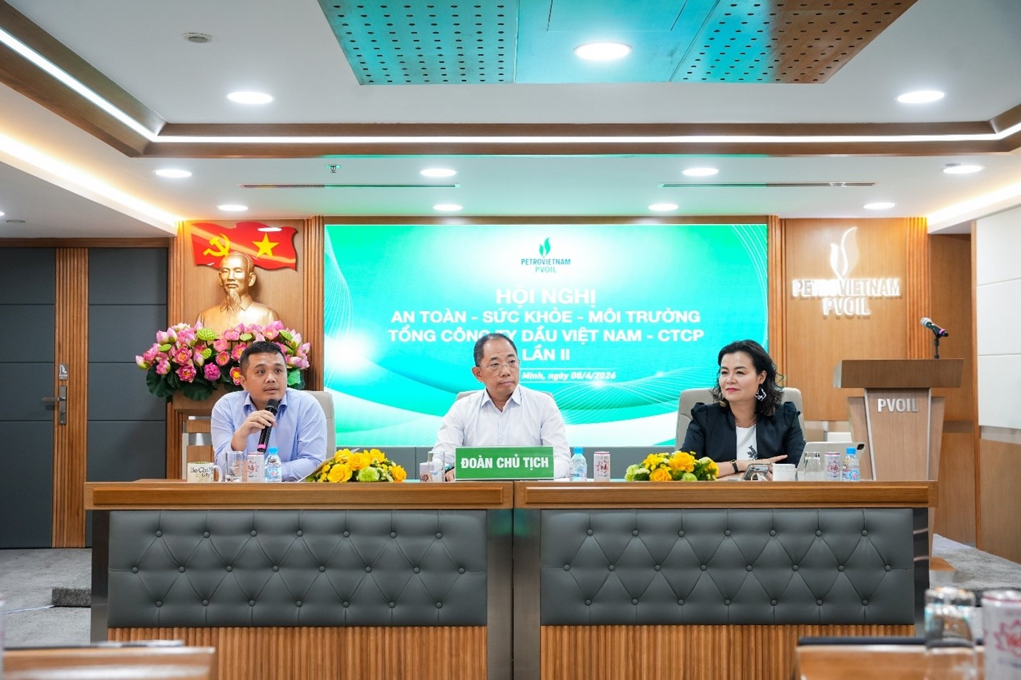 Chủ tịch HĐQT Cao Hoài Dương, Tổng Giám đốc Nguyễn Đăng Trình và Phó TGĐ Lê Thị Thu Hương chủ trì Hội nghị. Chủ tịch HĐQT Cao Hoài Dương, Tổng Giám đốc Nguyễn Đăng Trình và Phó TGĐ Lê Thị Thu Hương chủ trì Hội nghị.