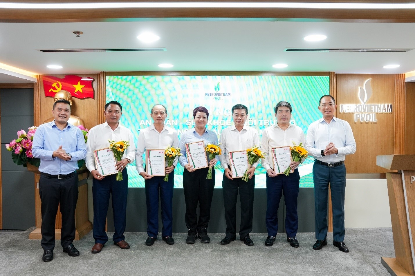Chủ tịch và TGĐ PVOIL trao Giấy khen cho 05 tập thể có thành tích tiêu biểu trong công tác ATSKMT. Chủ tịch và TGĐ PVOIL trao Giấy khen cho 05 tập thể có thành tích tiêu biểu trong công tác ATSKMT.