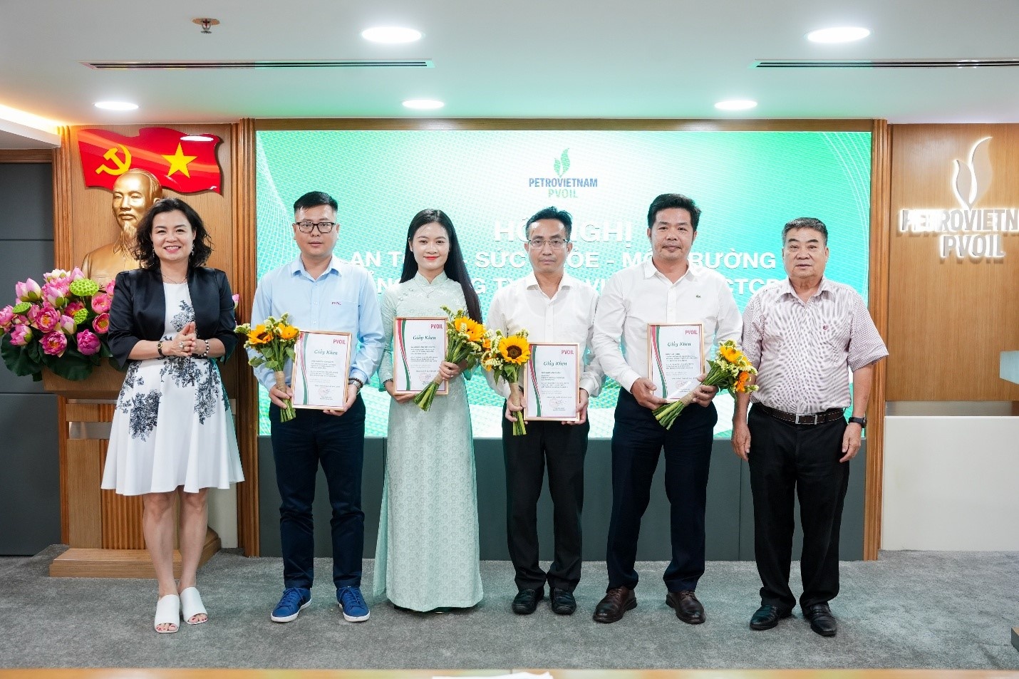 Ông Nguyễn Xuân Quyền - Thành viên HĐQT (ngoài cùng bên phải) và bà Lê Thị Thu Hương (ngoài cùng bên trái) trao Giấy khen cho 05 cá nhân có thành tích tiêu biểu trong công tác ATSKMT. Ông Nguyễn Xuân Quyền - Thành viên HĐQT (ngoài cùng bên phải) và bà Lê Thị Thu Hương (ngoài cùng bên trái) trao Giấy khen cho 05 cá nhân có thành tích tiêu biểu trong công tác ATSKMT.