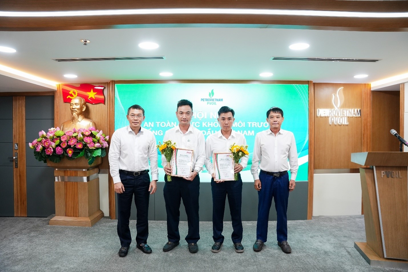 Ông Nguyễn Mậu Dũng - Thành viên HĐQT (ngoài cùng bên phải) và Phó TGĐ Trương Đại Hoàng (ngoài cùng bên trái) trao Giấy khen cho các cá nhân “Gương người tốt việc tốt”. Ông Nguyễn Mậu Dũng - Thành viên HĐQT (ngoài cùng bên phải) và Phó TGĐ Trương Đại Hoàng (ngoài cùng bên trái) trao Giấy khen cho các cá nhân “Gương người tốt việc tốt”.