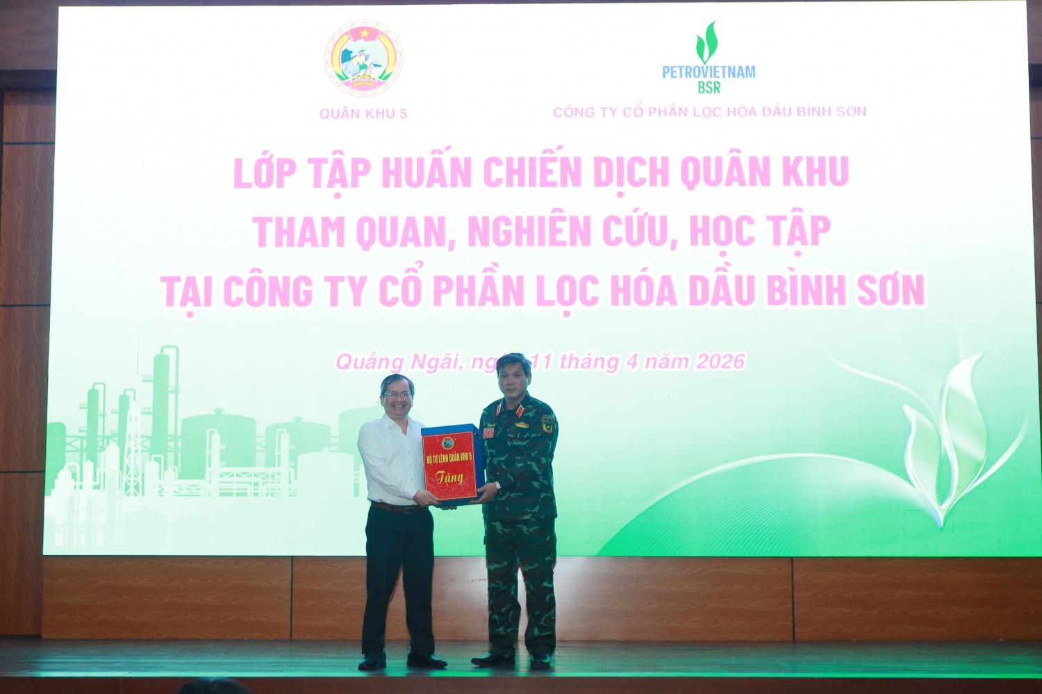 NMLD Dung Quất - Điểm sáng công nghiệp và bảo đảm an ninh quốc phòng NMLD Dung Quất - Điểm sáng công nghiệp và bảo đảm an ninh quốc phòng