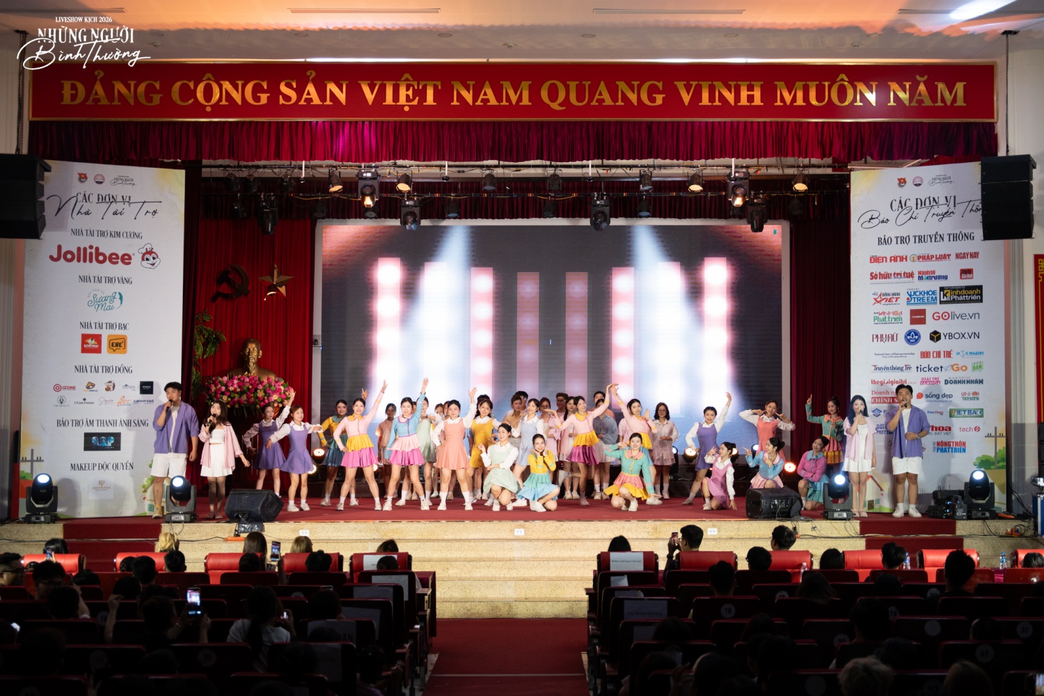 Tiết mục hợp xướng mở màn mang năng lượng tươi sáng, nhanh chóng chiếm trọn sự chú ý của khán giả.