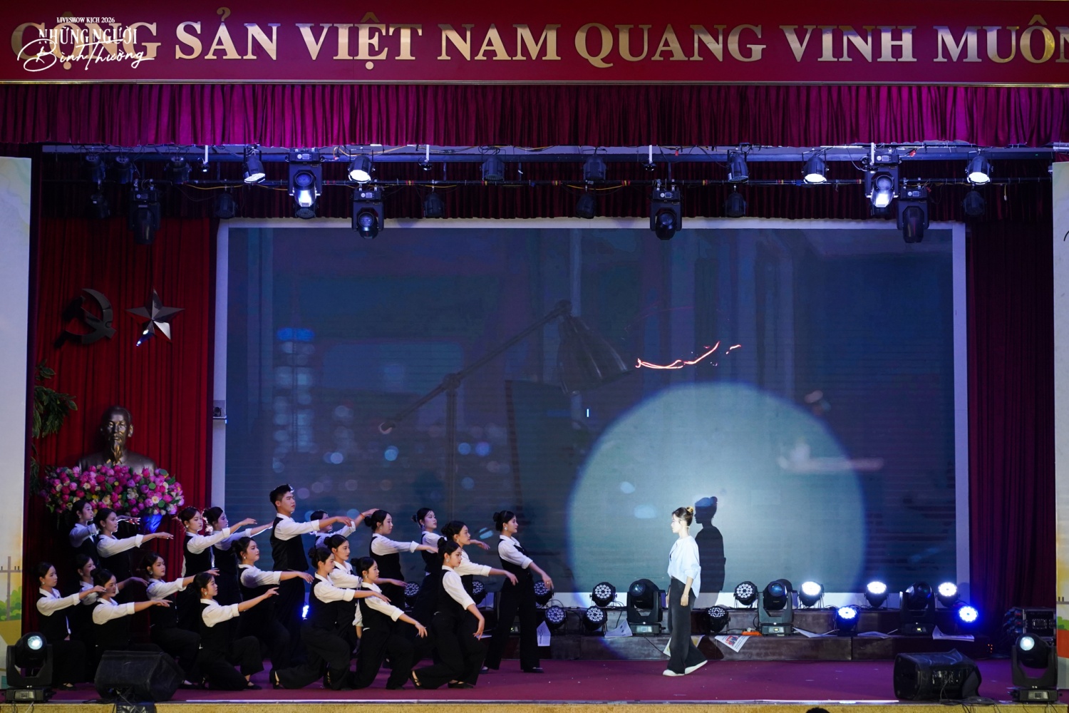 Màn múa “Chốn sa mạc” gây ấn tượng với chuyển động hình thể linh hoạt, tạo nên không gian thị giác giàu cảm xúc.