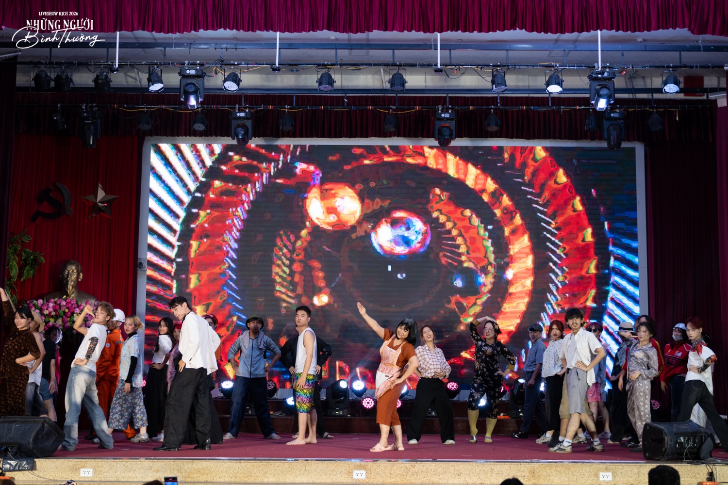 Tiết mục nhảy “Tiểu thư kiêu kỳ” mang màu sắc hiện đại, đồng thời đóng vai trò chuyển cảnh, dẫn dắt khán giả 