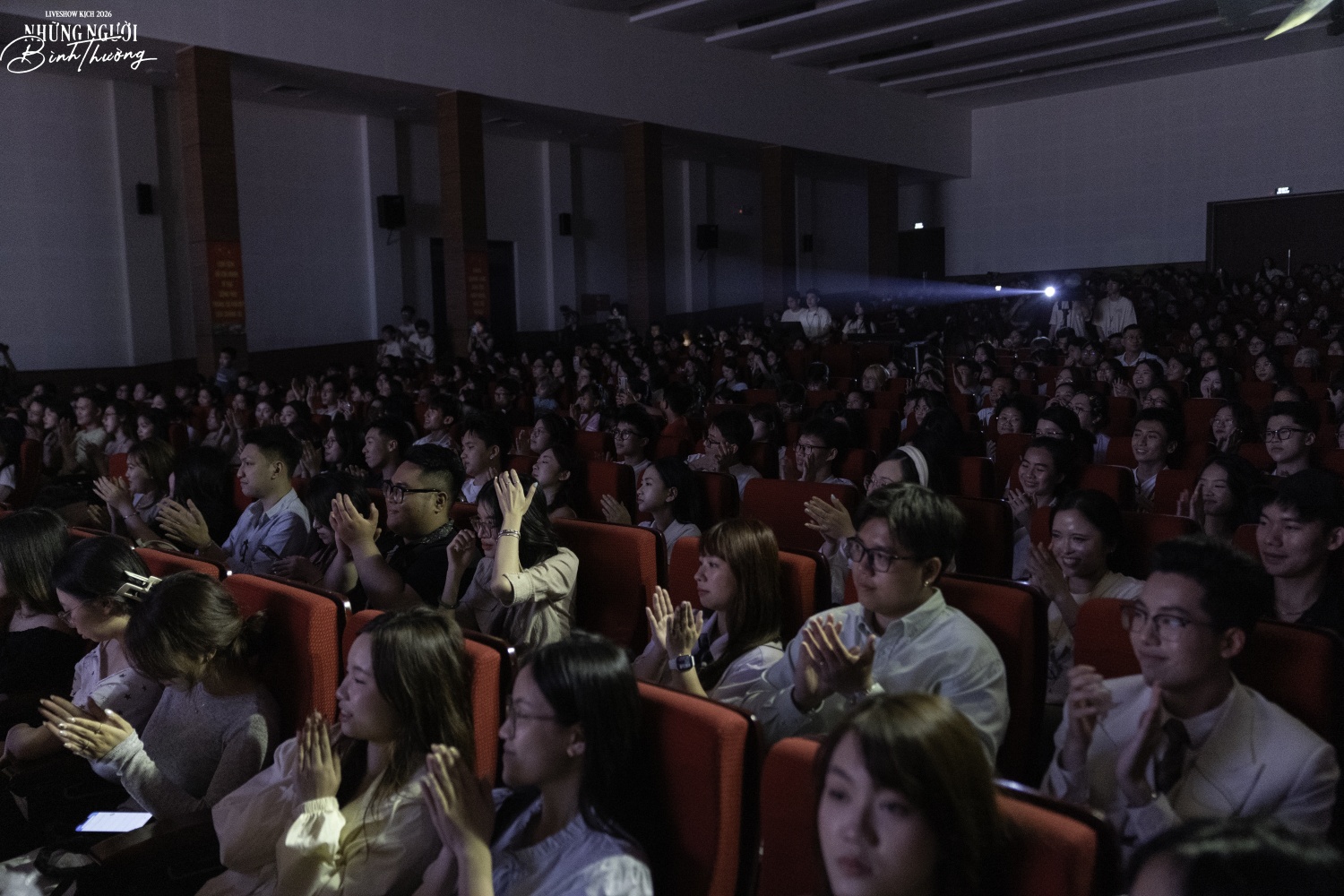 Toàn bộ hội trường được khuấy động, khán giả liên tục hòa theo nhịp cảm xúc của các tiết mục 