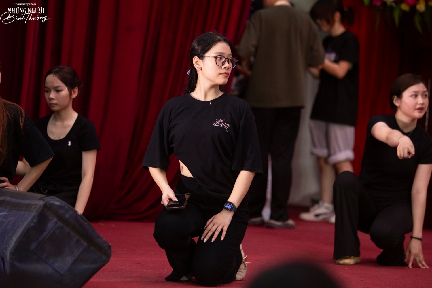 Ban văn nghệ chuẩn bị kỹ lưỡng cho từng tiết mục trên sân khấu.