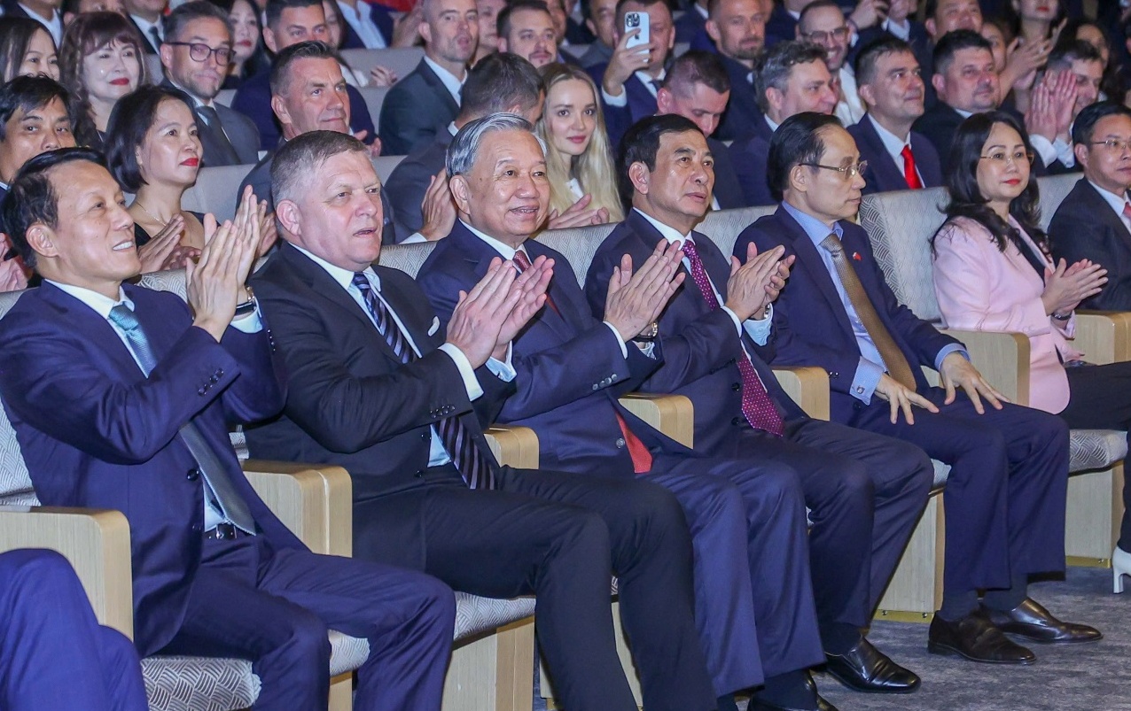 Tổng Bí thư, Chủ tịch nước và Thủ tướng Slovakia dự Hòa nhạc hữu nghị Việt Nam - Slovakia