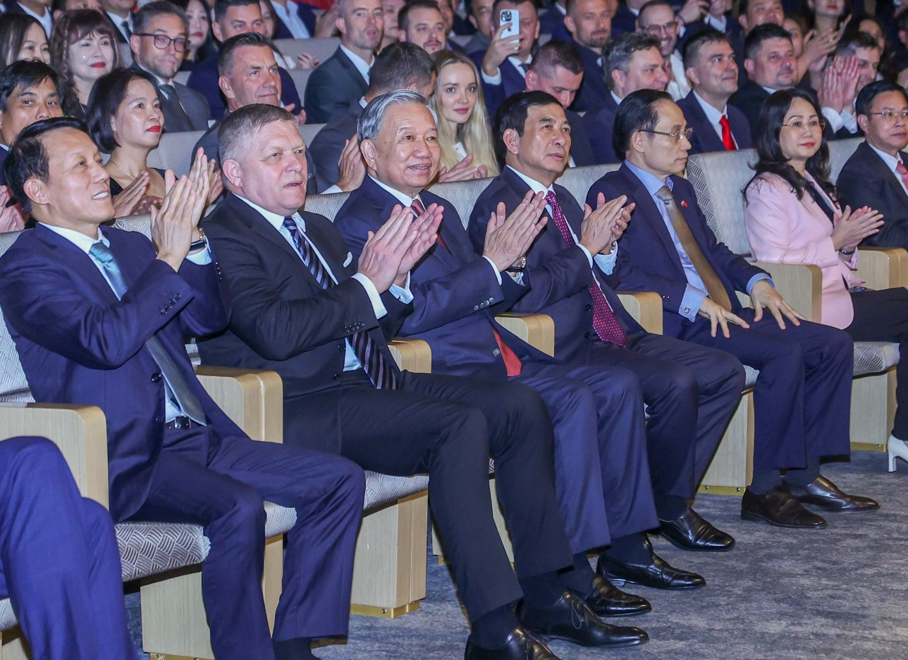 Tổng Bí thư, Chủ tịch nước và Thủ tướng Slovakia dự Hòa nhạc hữu nghị Việt Nam - Slovakia