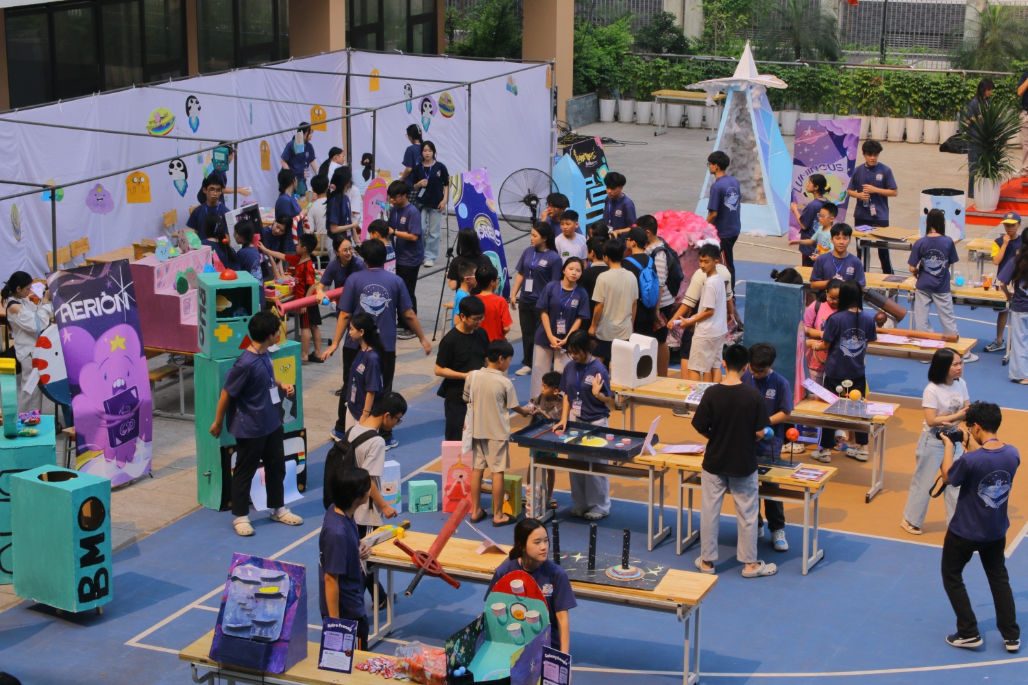 Toàn cảnh các khu trải nghiệm tại Astrotales’26 thu hút đông đảo học sinh, sinh viên và phụ huynh tham gia. Toàn cảnh các khu trải nghiệm tại Astrotales’26 thu hút đông đảo học sinh, sinh viên và phụ huynh tham gia.