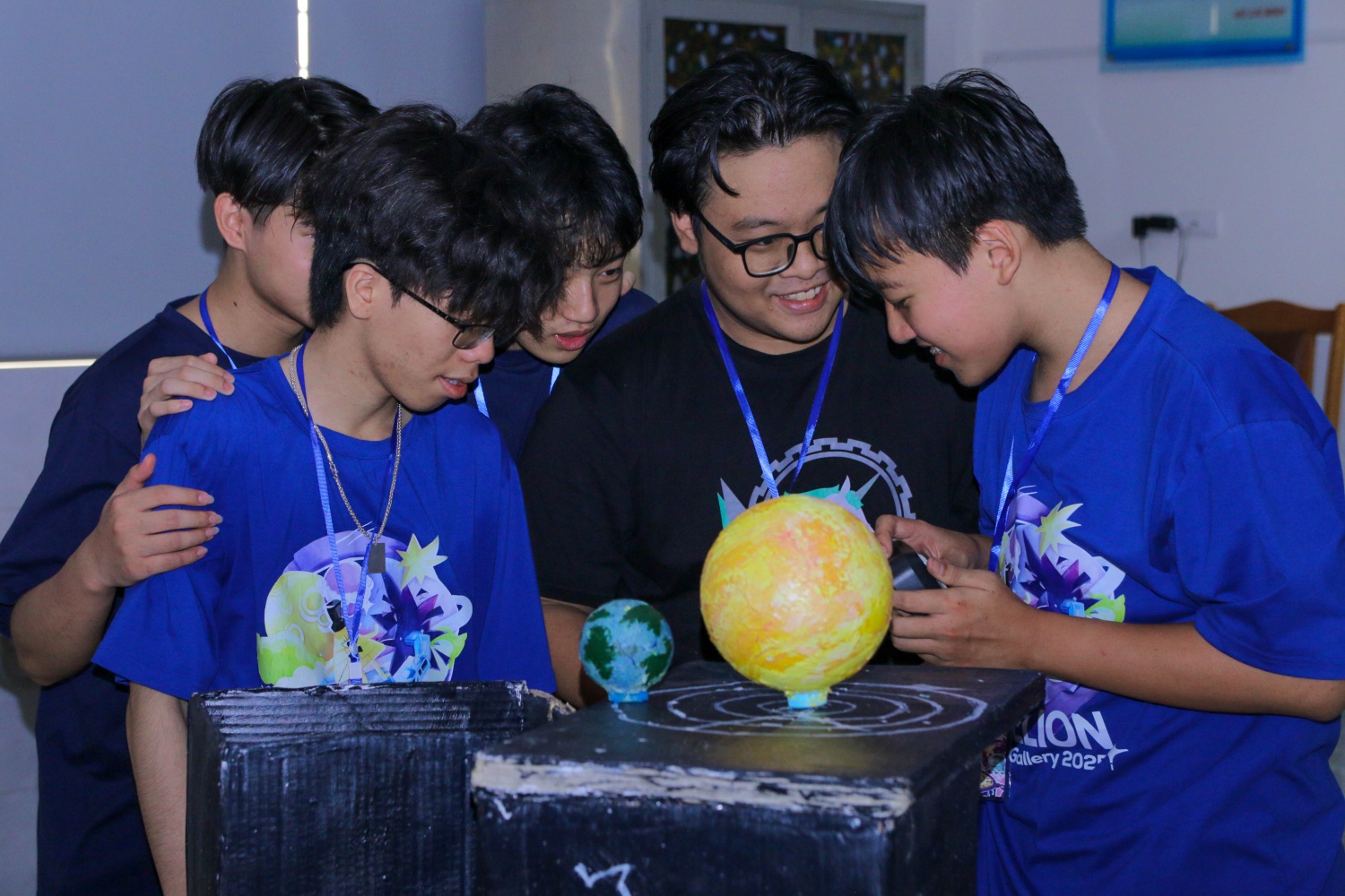 Các bạn học sinh cùng nhau tìm hiểu mô hình Hệ Mặt Trời, thể hiện tinh thần học hỏi và niềm đam mê với thiên văn học. Các bạn học sinh cùng nhau tìm hiểu mô hình Hệ Mặt Trời, thể hiện tinh thần học hỏi và niềm đam mê với thiên văn học.