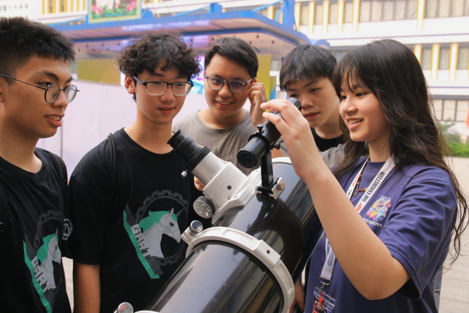 Học sinh hào hứng quan sát bầu trời qua kính thiên văn, trực tiếp trải nghiệm Học sinh hào hứng quan sát bầu trời qua kính thiên văn, trực tiếp trải nghiệm