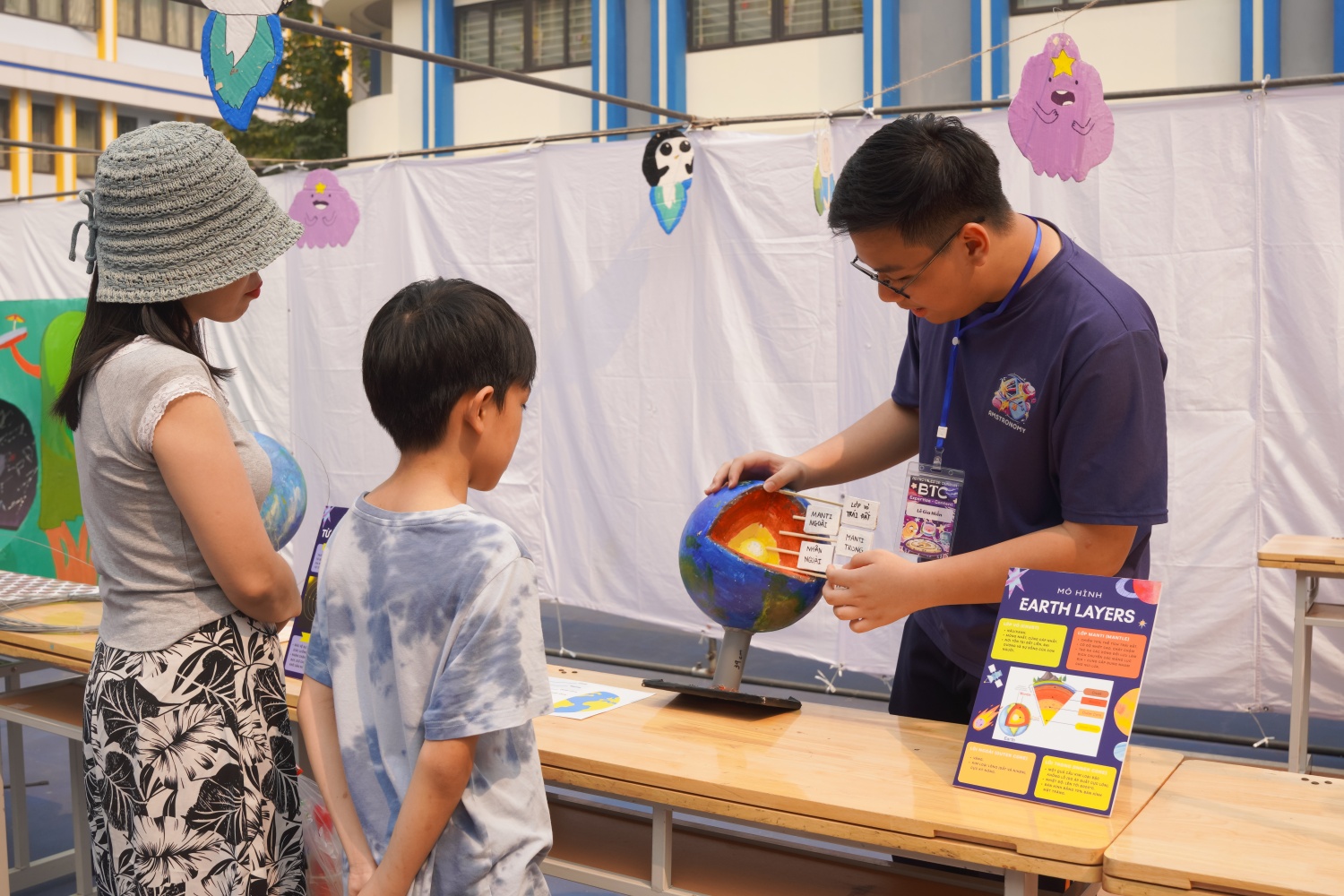 Thành viên Ban Tổ chức giới thiệu mô hình cấu tạo Trái Đất, giúp người tham gia tiếp cận kiến thức khoa học một cách trực quan, sinh động. Thành viên Ban Tổ chức giới thiệu mô hình cấu tạo Trái Đất, giúp người tham gia tiếp cận kiến thức khoa học một cách trực quan, sinh động.