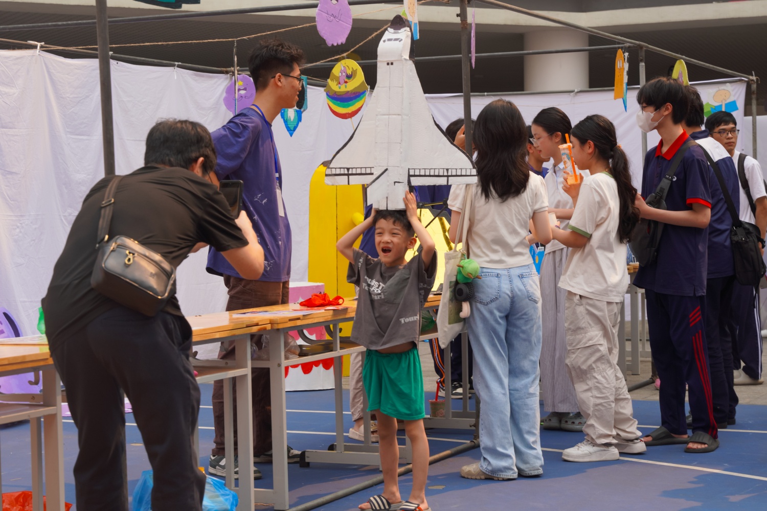 Không khí sôi nổi tại khu trải nghiệm khi các em nhỏ thích thú tham gia hoạt động tương tác và khám phá chủ đề không gian. Không khí sôi nổi tại khu trải nghiệm khi các em nhỏ thích thú tham gia hoạt động tương tác và khám phá chủ đề không gian.