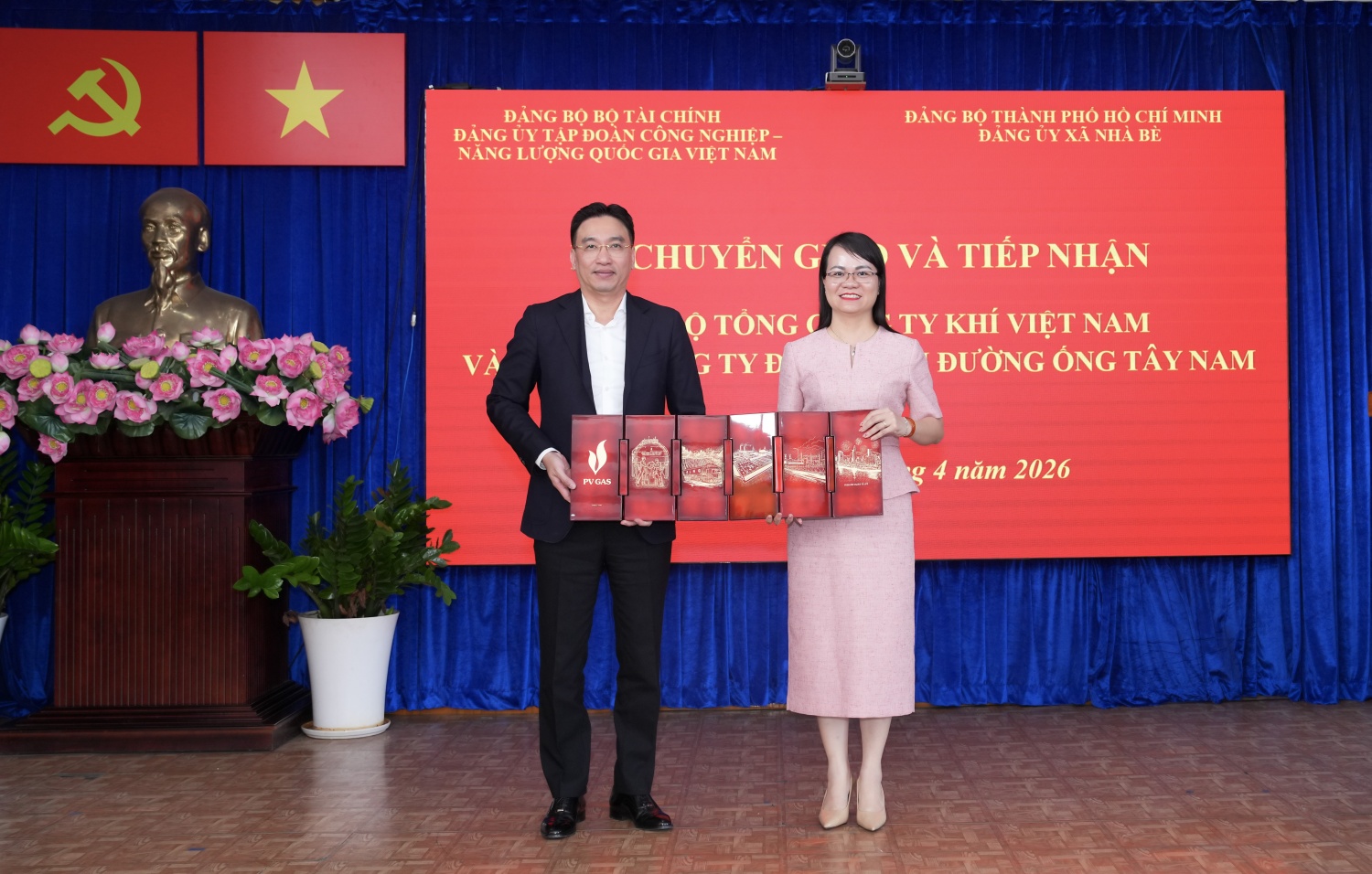 Đồng chí Nguyễn Thanh Bình - Bí thư Đảng ủy, Chủ tịch HĐQT PV GAS tặng quà lưu niệm cho Đảng bộ xã Nhà Bè